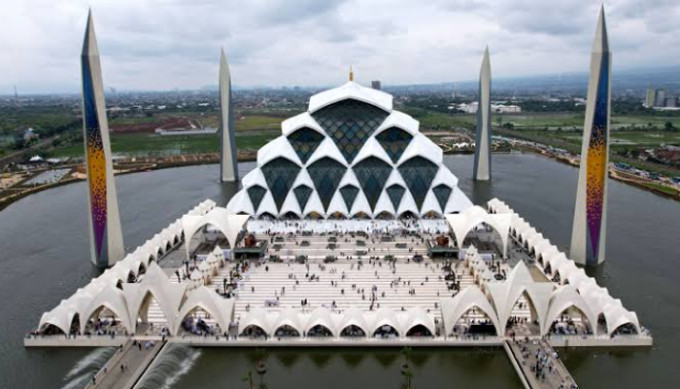 Daya Tarik Masjid Raya Bandung: Keindahan dan Sejarah