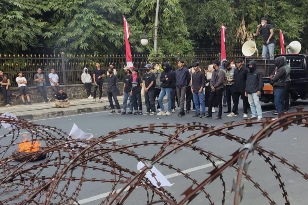 Unjuk Rasa di Depan Istana Bogor